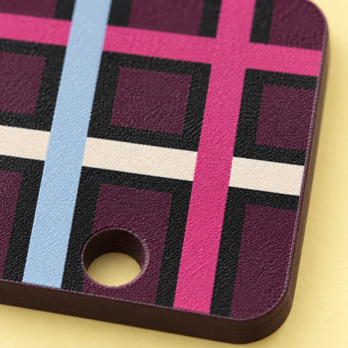Orecchini Check tartan scuro · Dettaglio · finitura vellutata